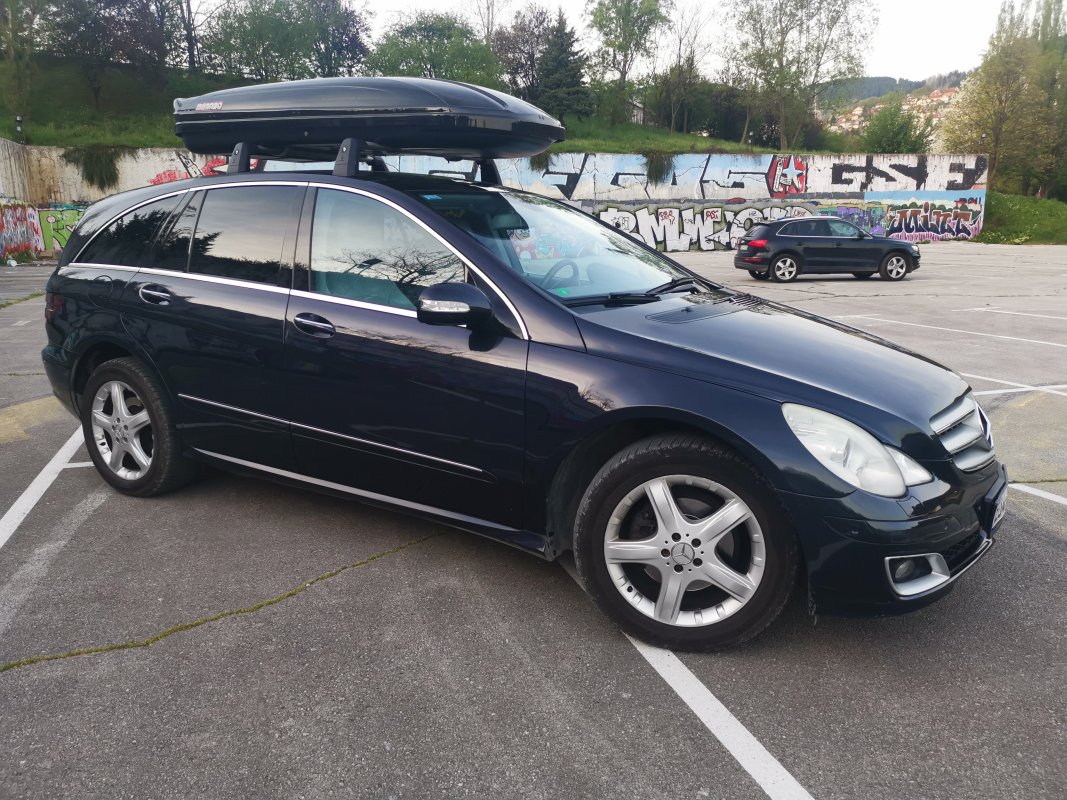 Automobil