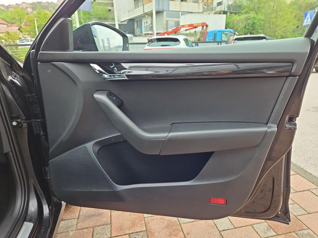 Automobil