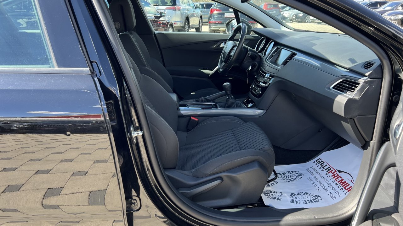 Automobil