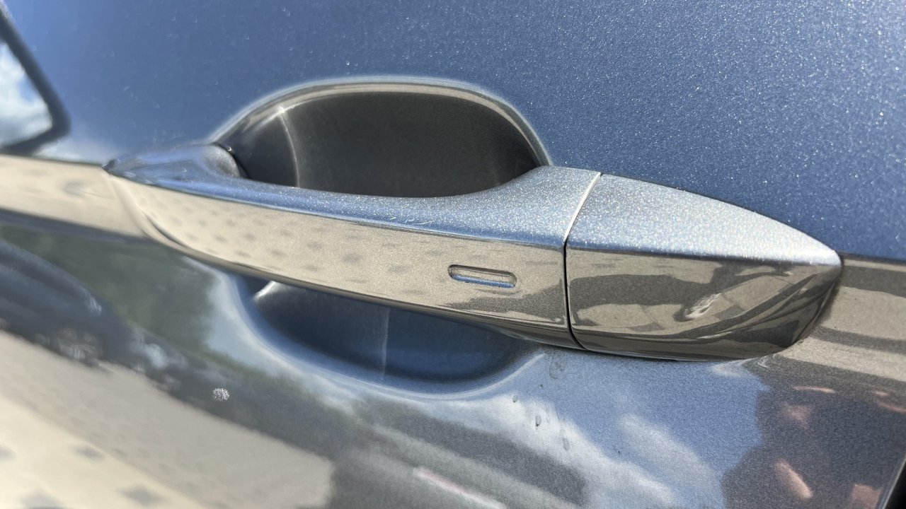 Automobil