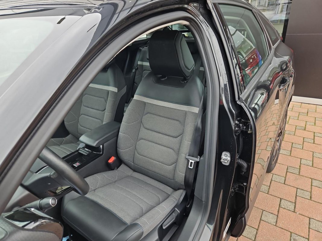Automobil