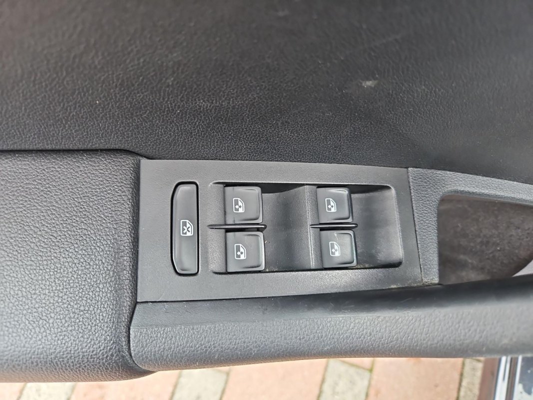 Automobil
