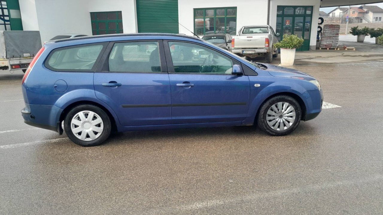 Automobil