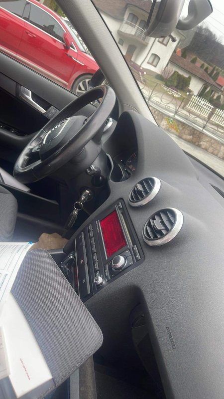 Automobil