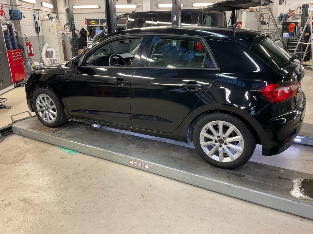Automobil