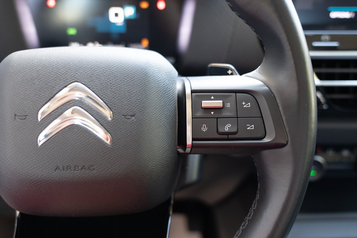Automobil