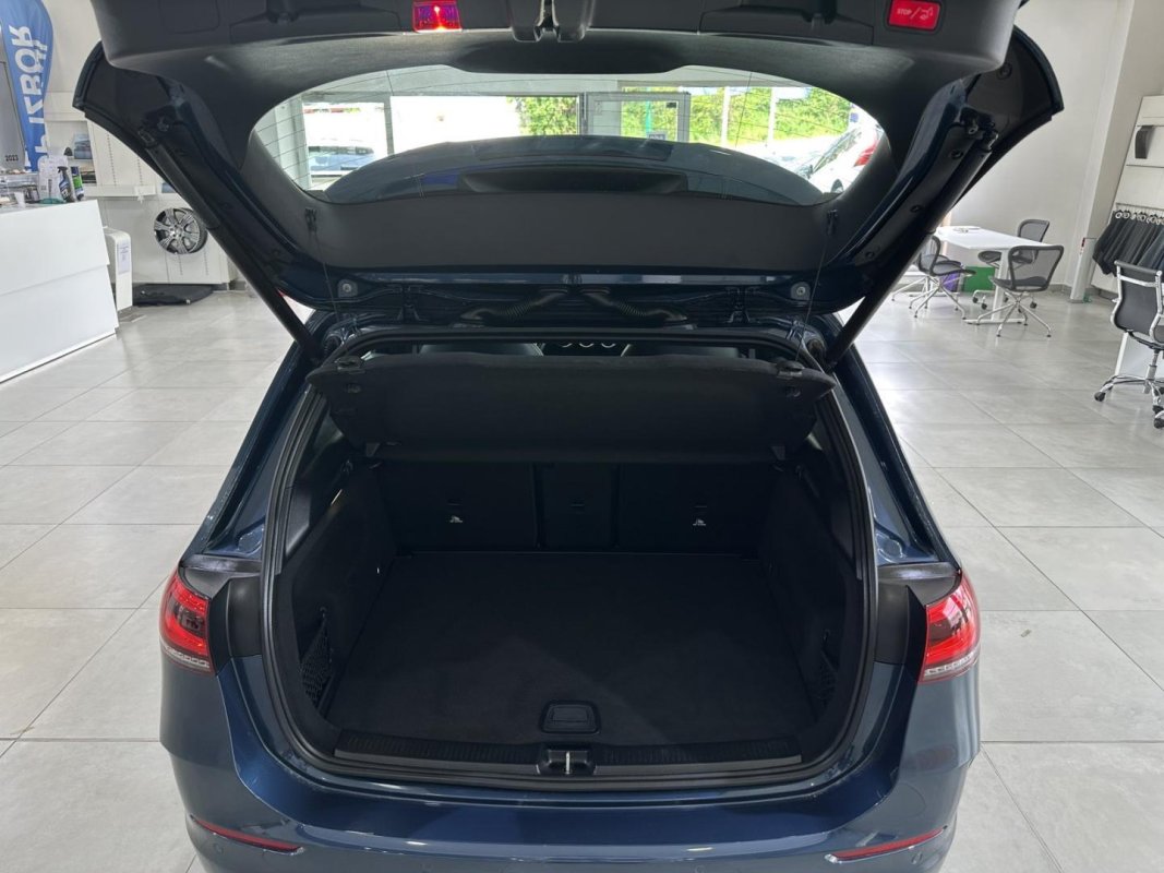 Automobil