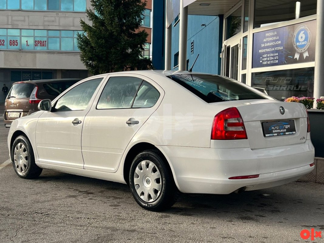 Automobil