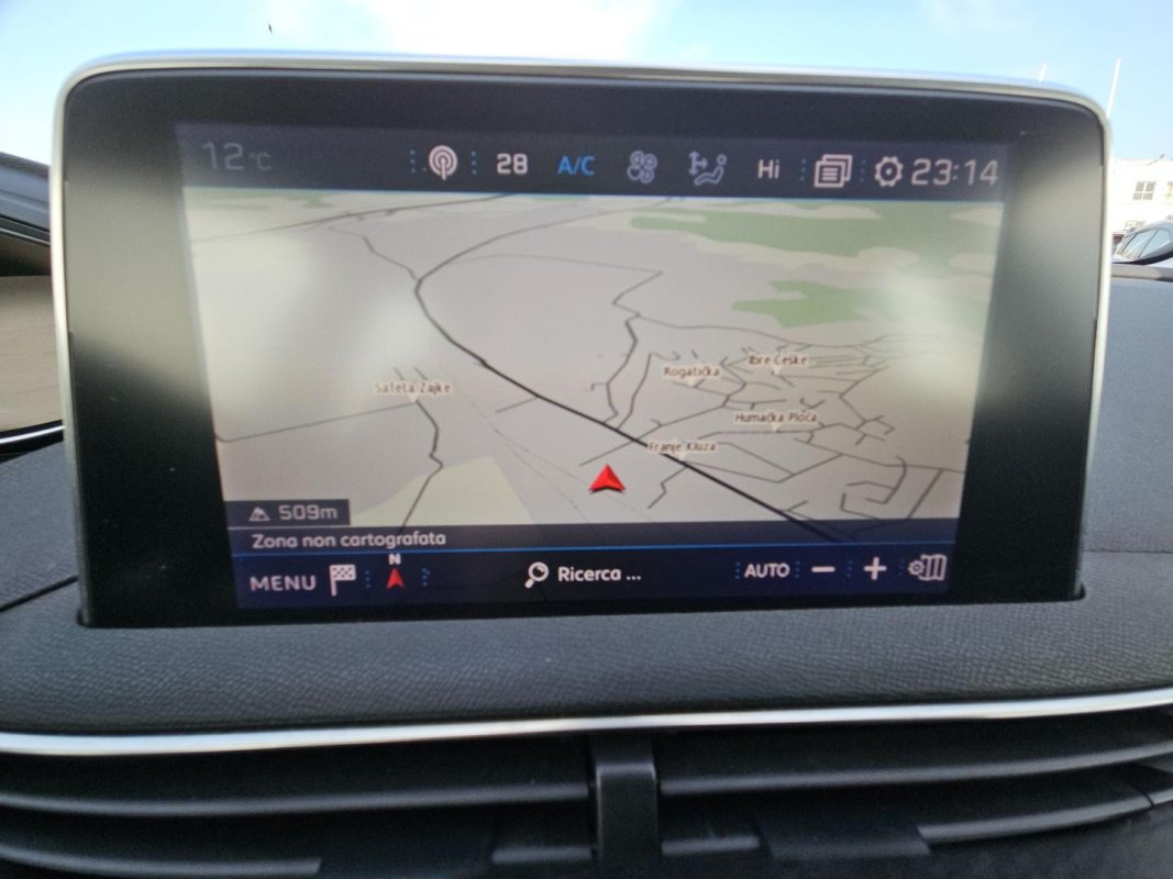 Automobil
