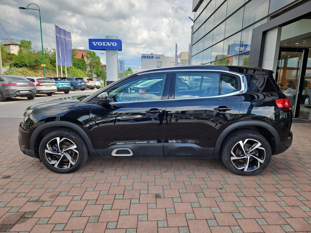 Automobil