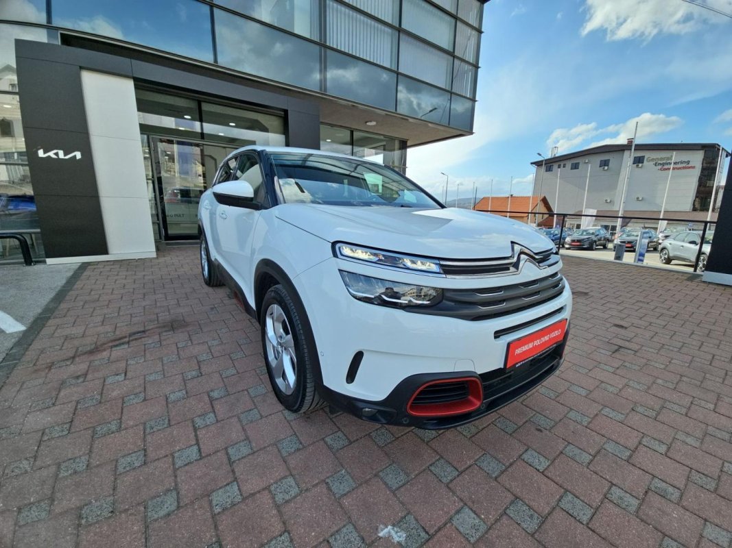 Automobil