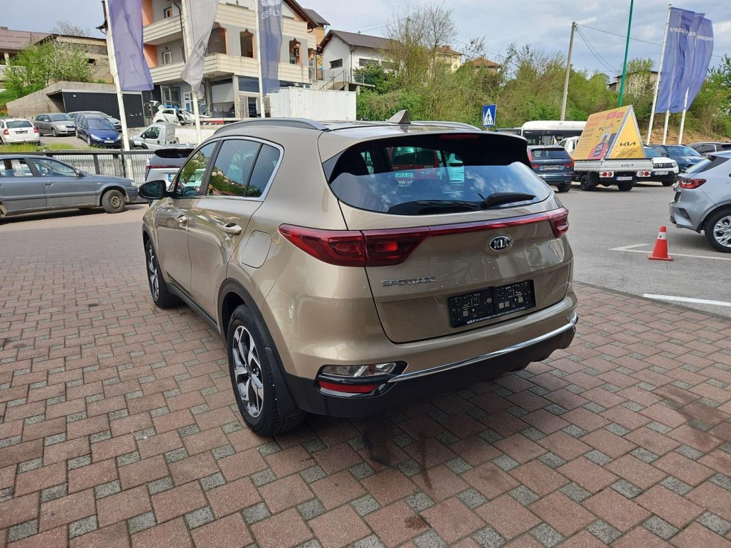 Automobil