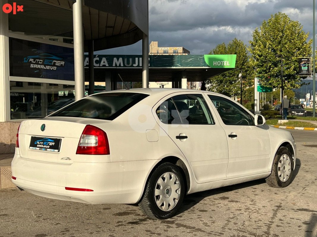 Automobil