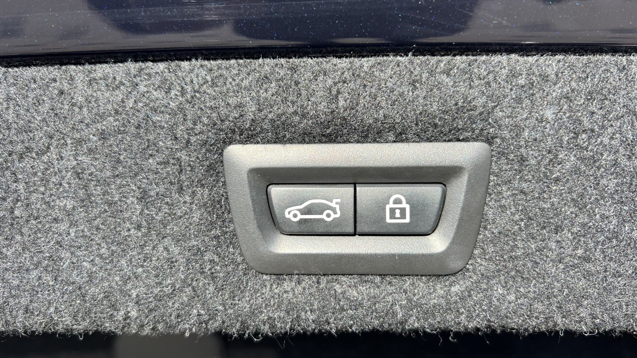 Automobil