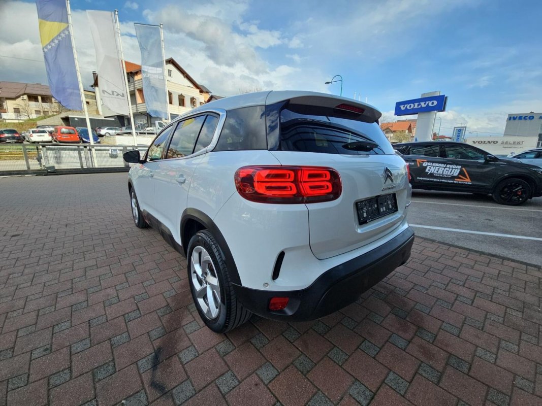 Automobil