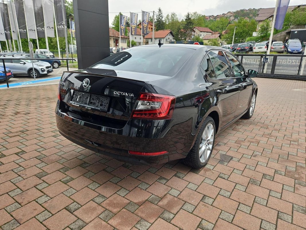 Automobil