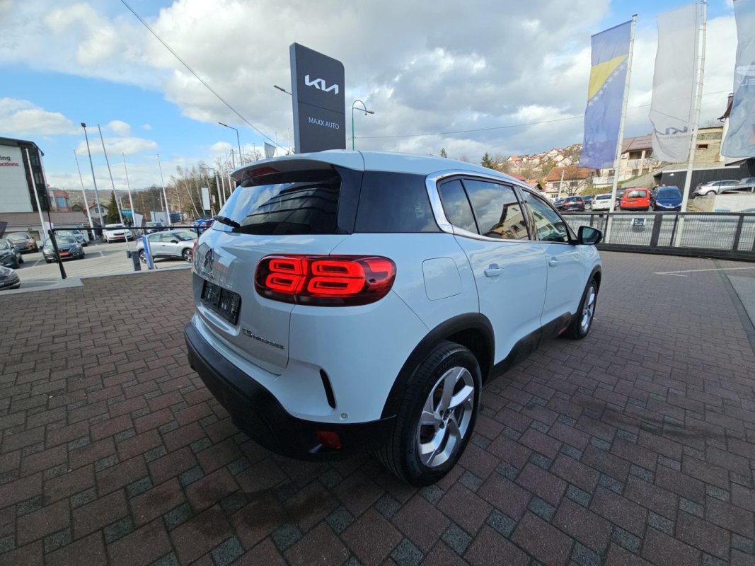 Automobil