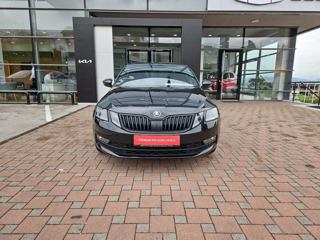 Automobil