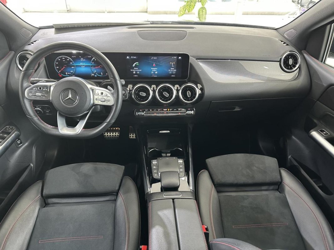 Automobil