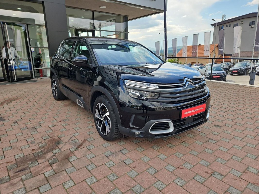 Automobil