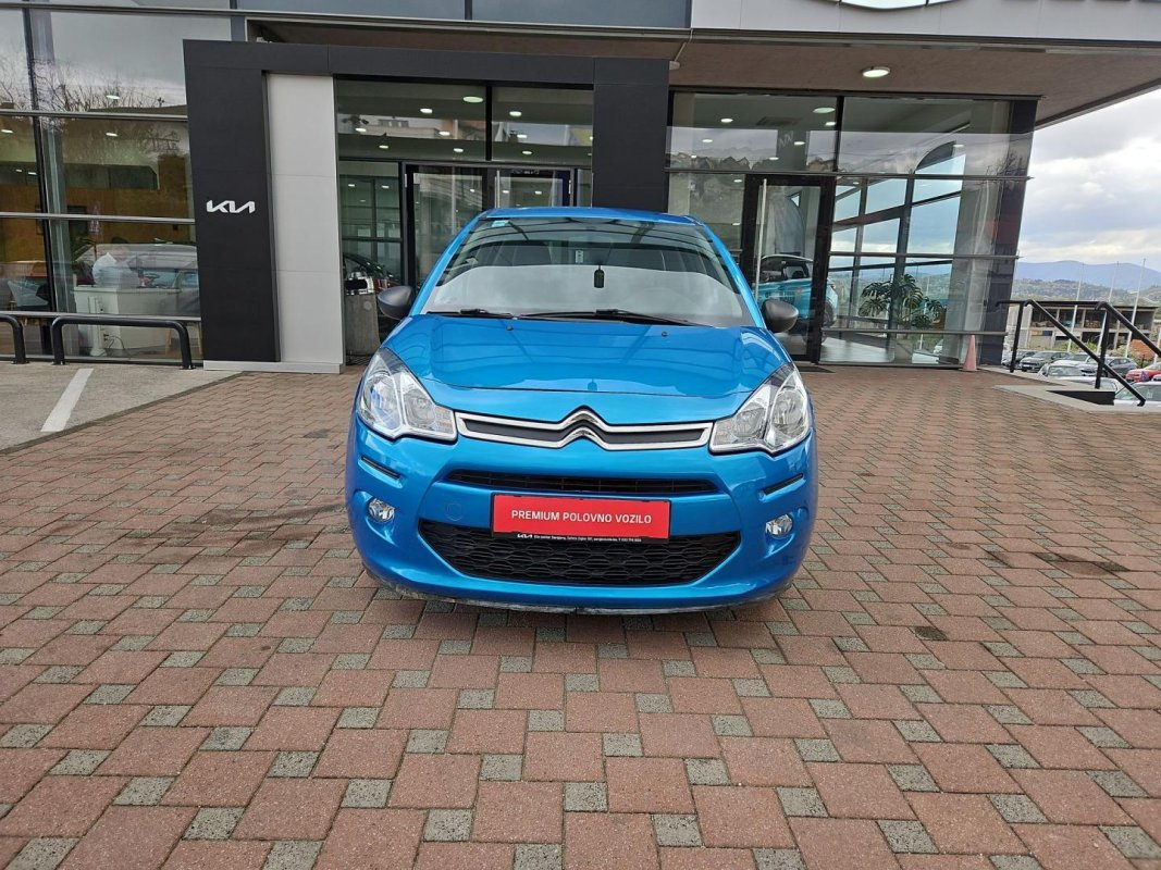 Automobil