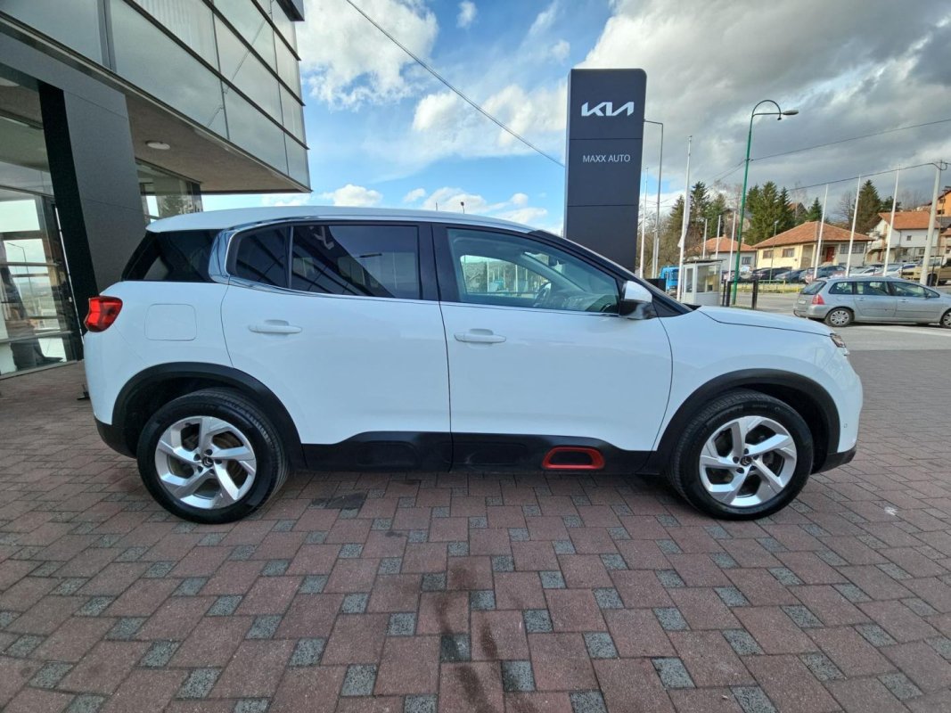 Automobil