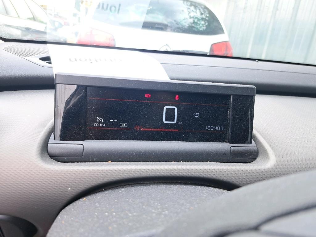 Automobil