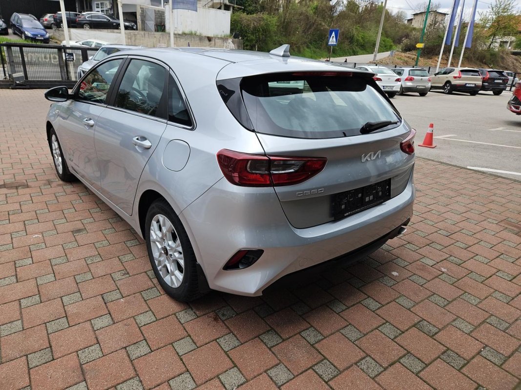 Automobil