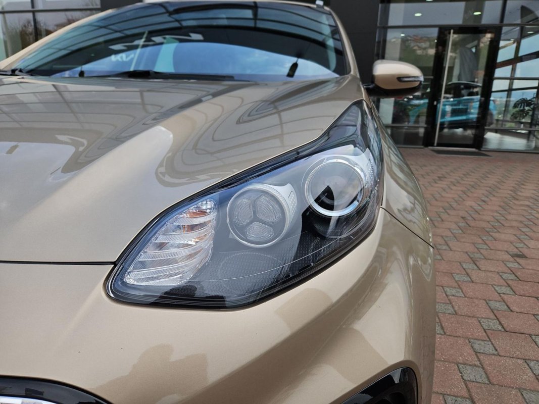 Automobil