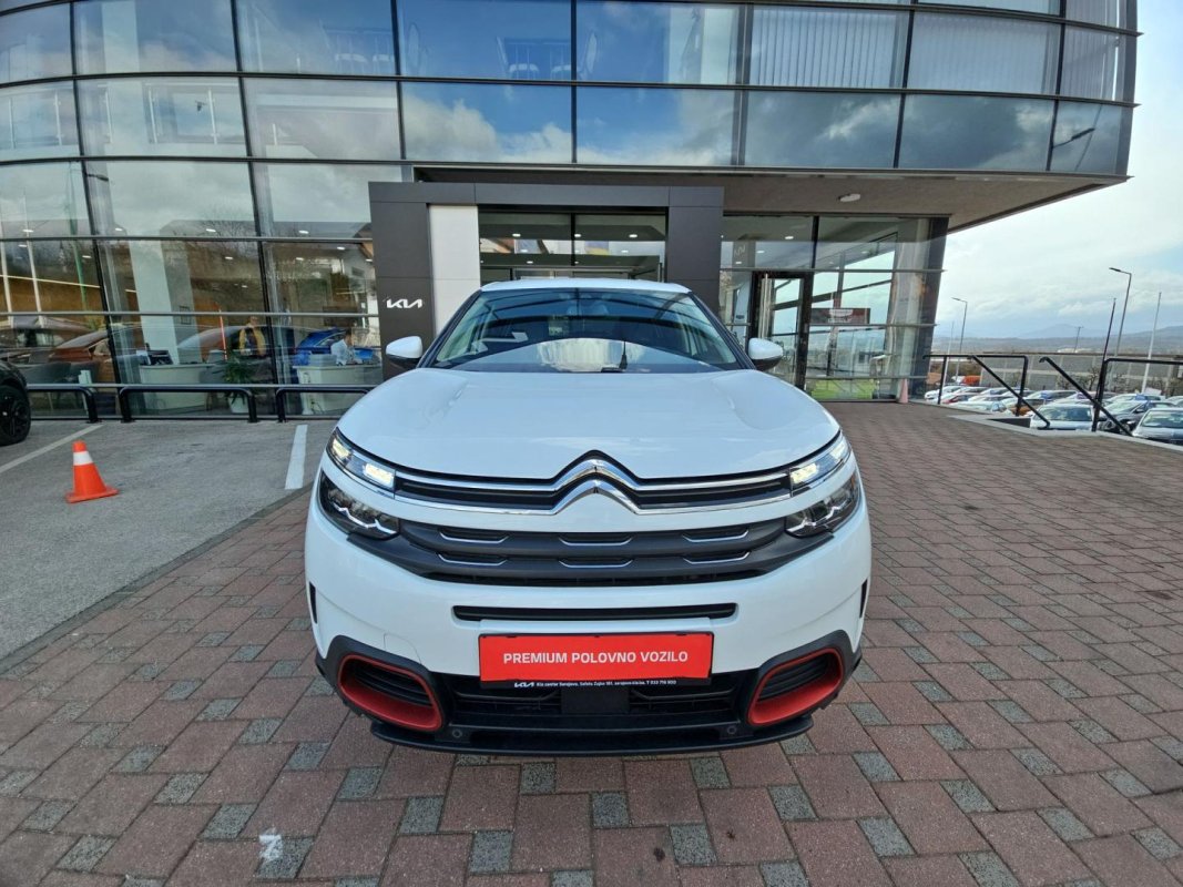 Automobil