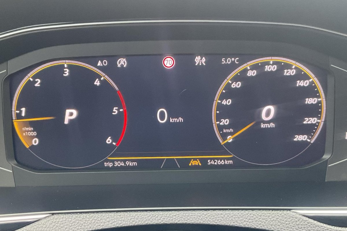 Automobil