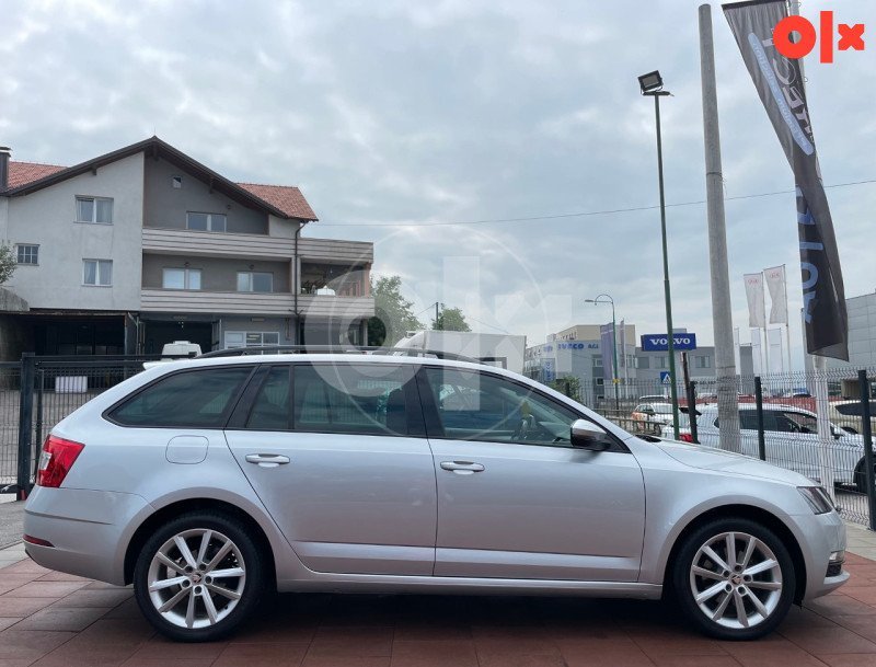 Automobil