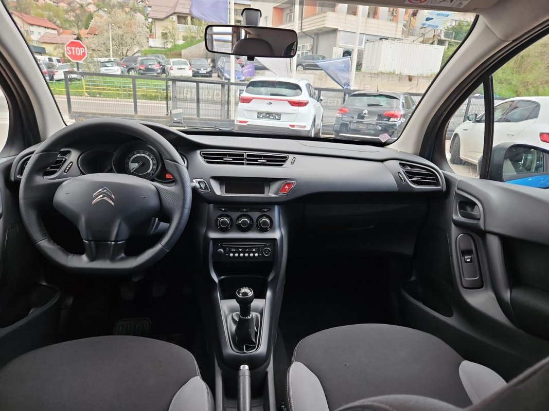 Automobil