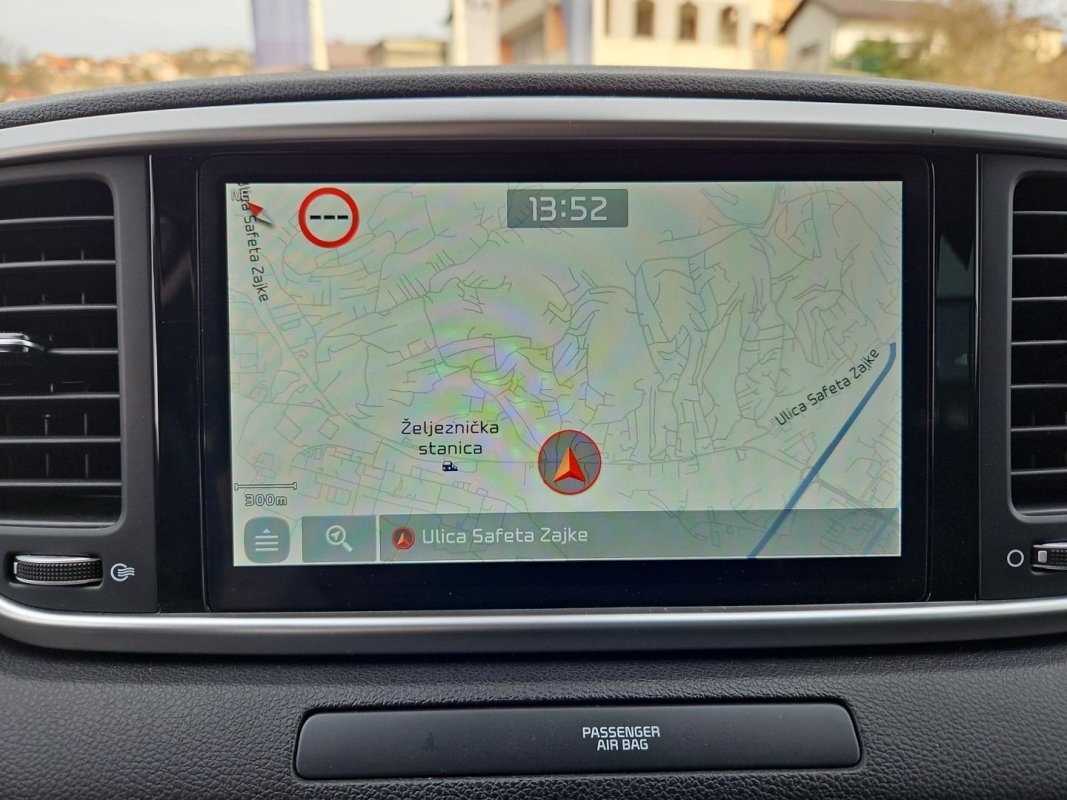 Automobil