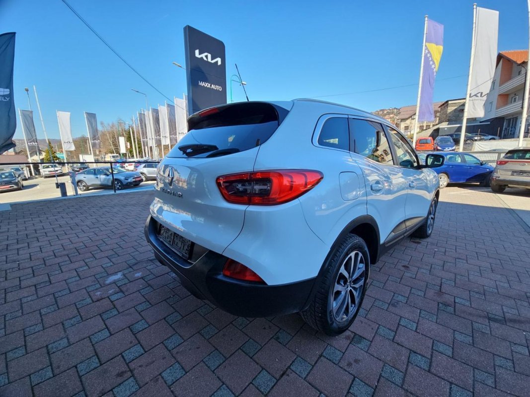 Automobil