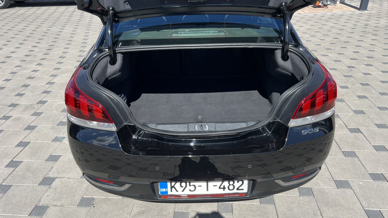 Automobil