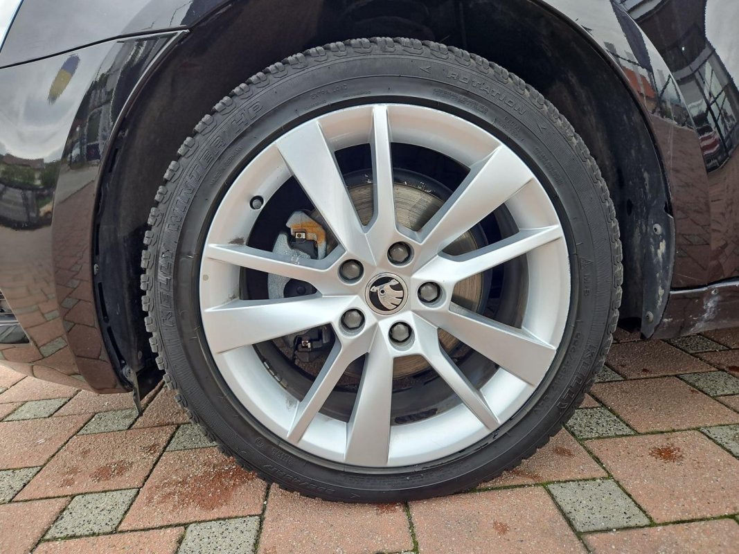 Automobil