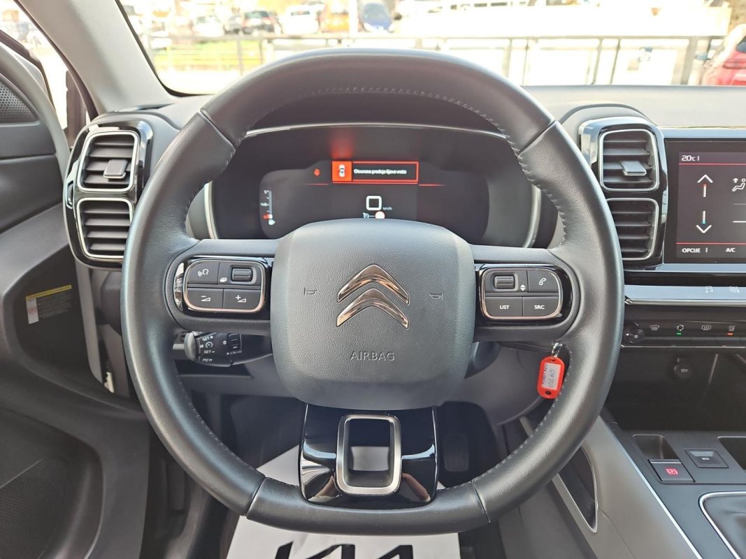 Automobil