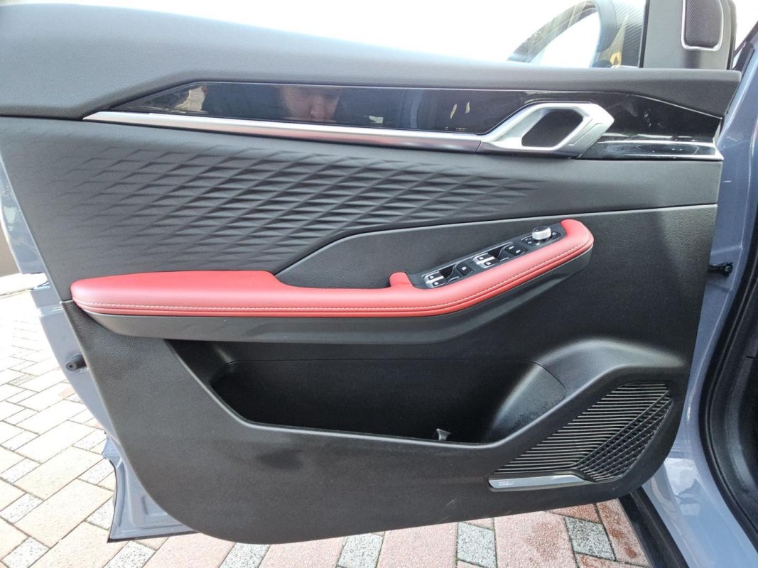 Automobil