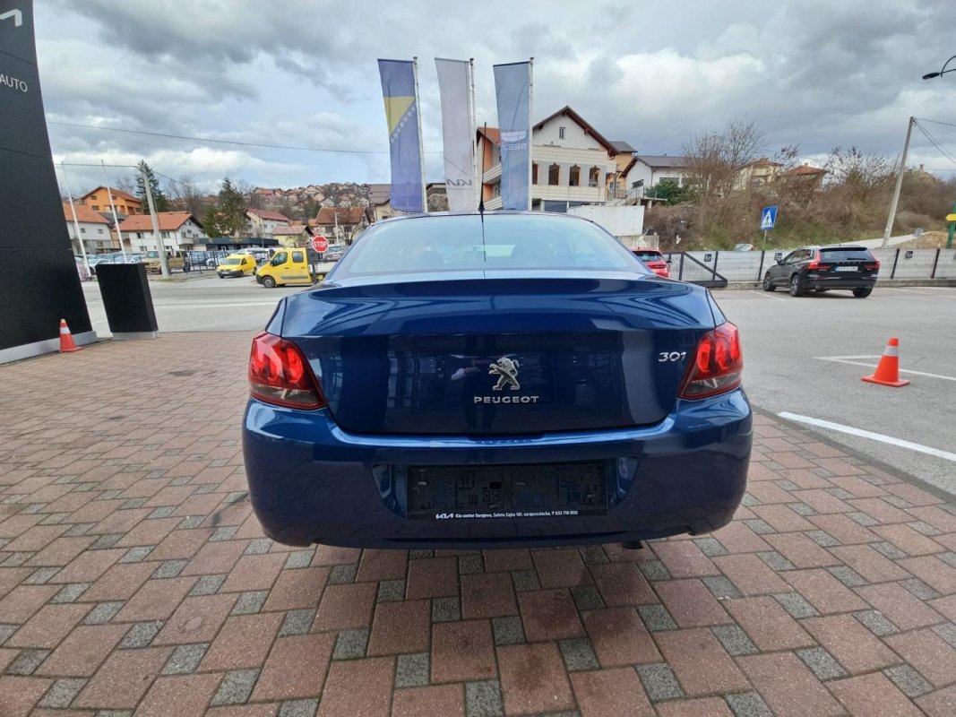Automobil