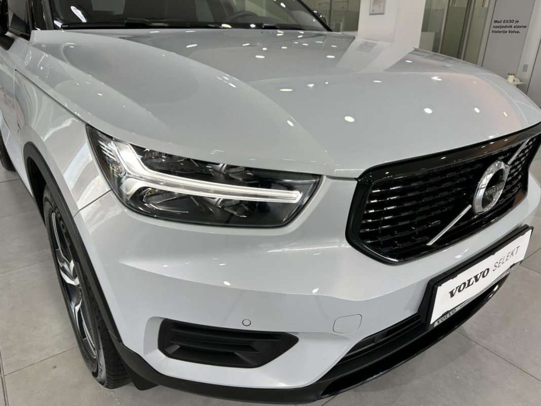 Automobil