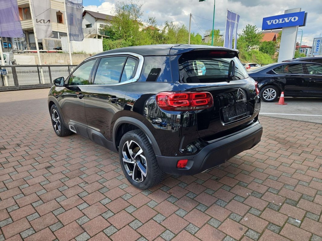 Automobil