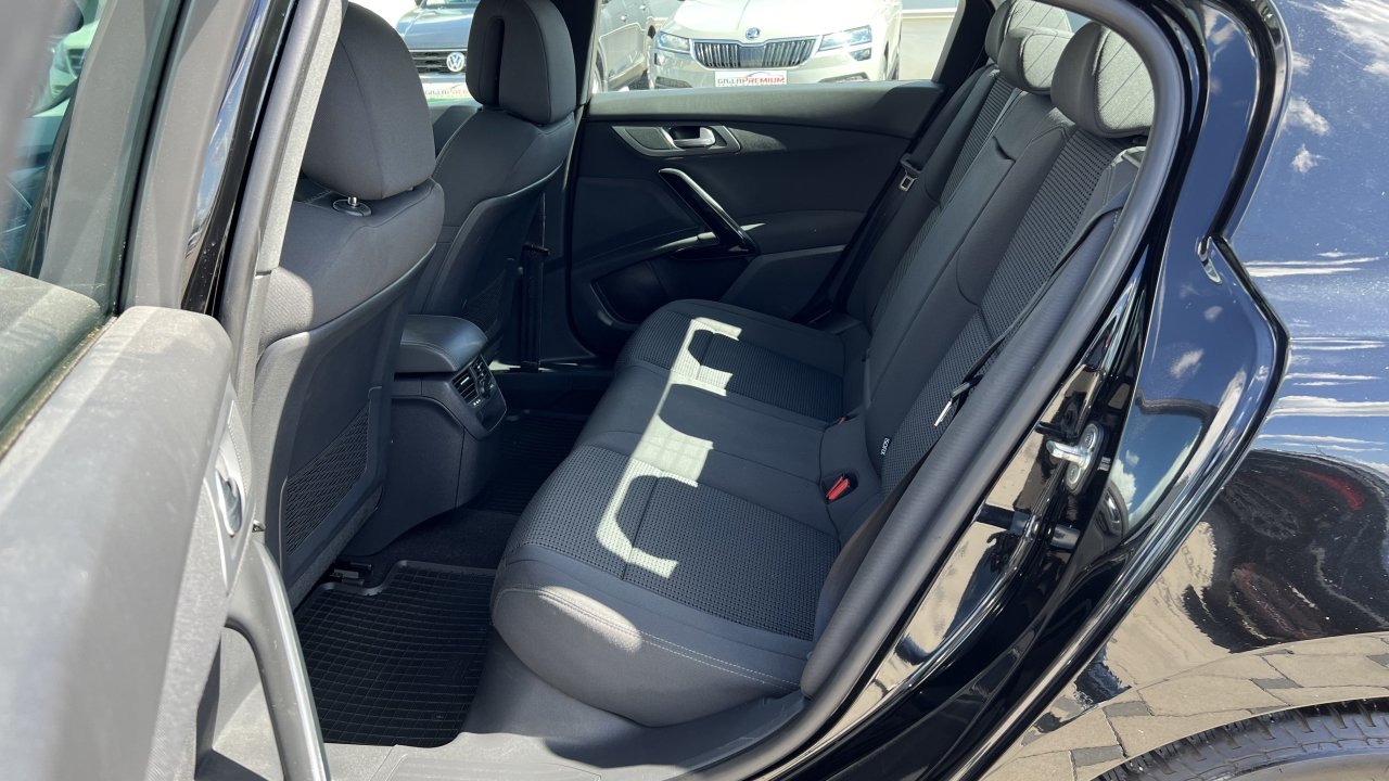 Automobil