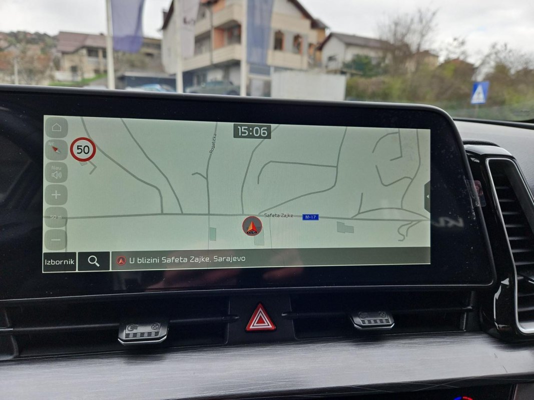 Automobil