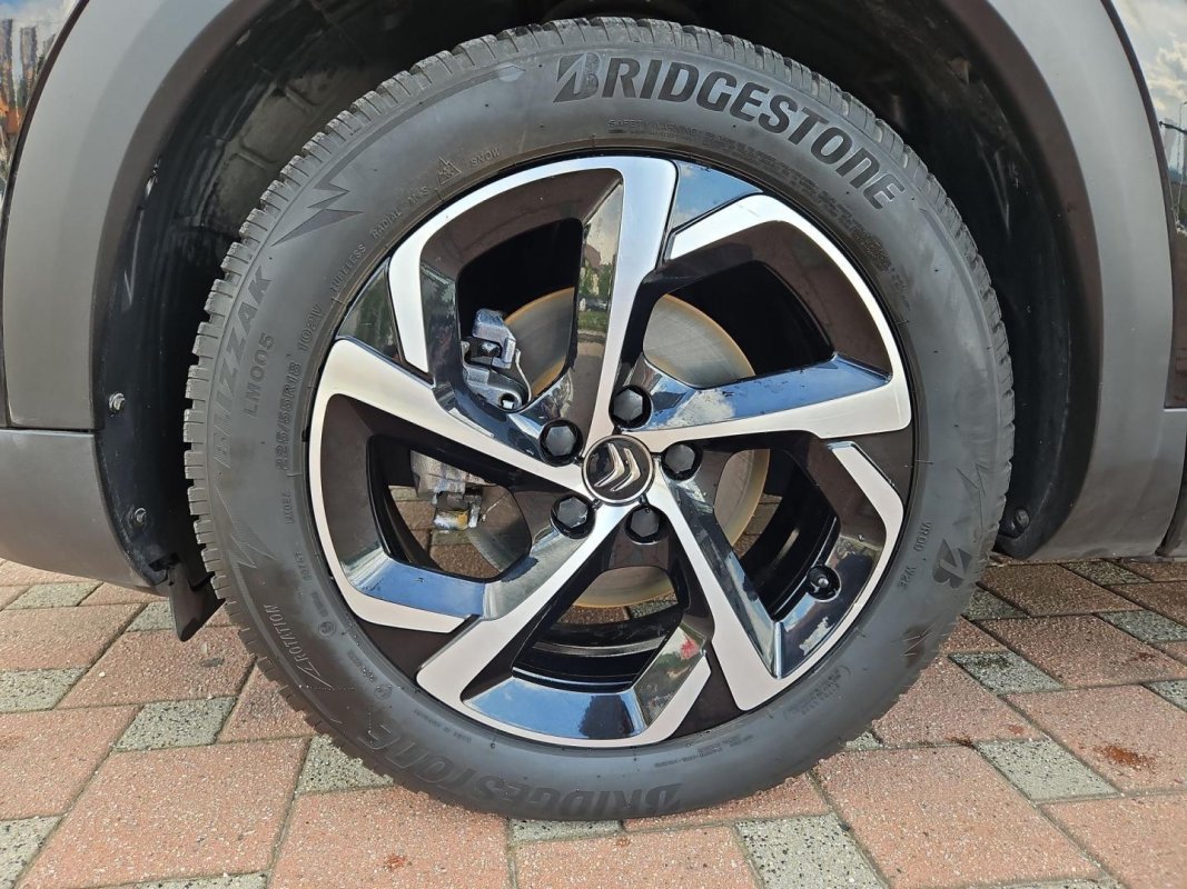 Automobil