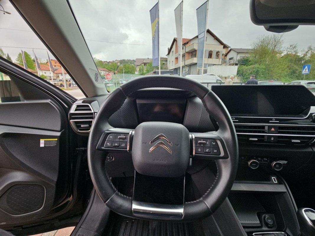 Automobil