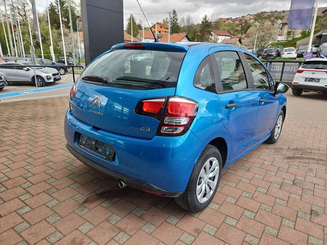 Automobil