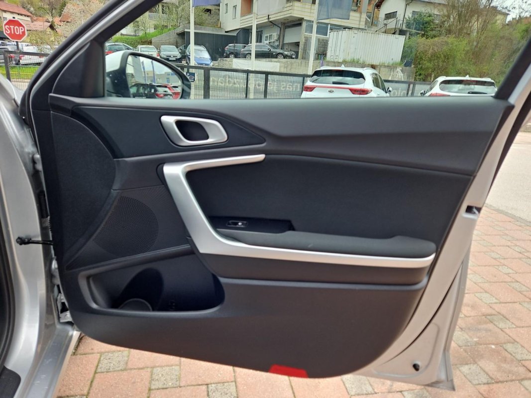 Automobil