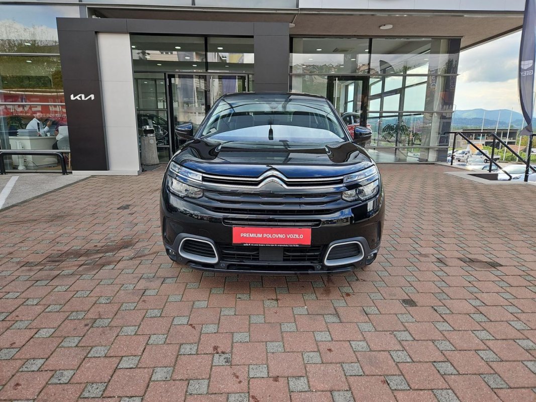 Automobil