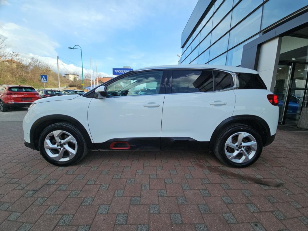 Automobil
